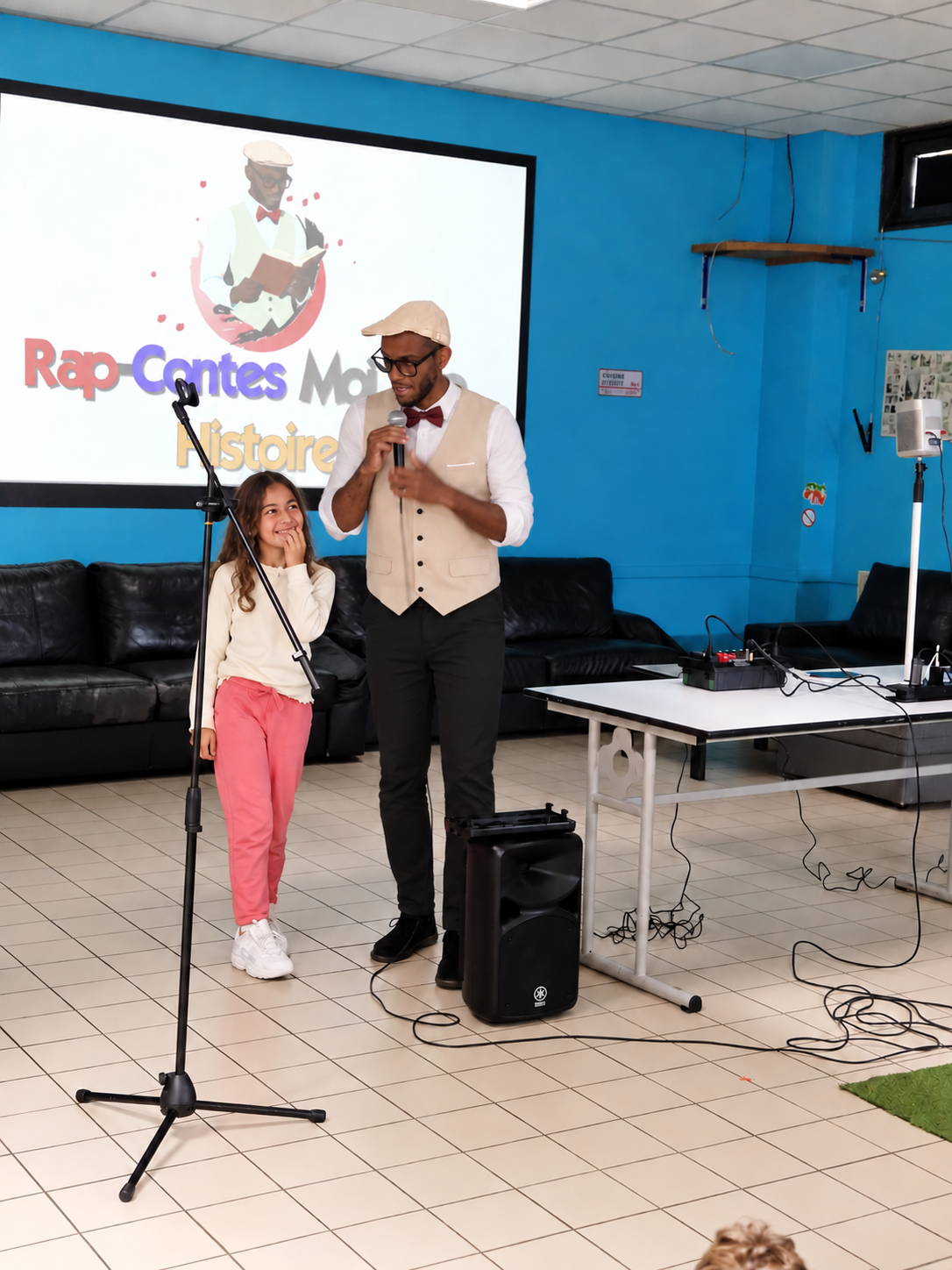 Steeve anime un moment participatif Rap-Contes avec une enfant